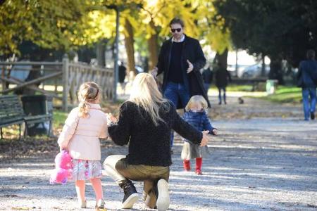 ...die zwei gemeinsamen Töchter Celeste und Sole ein, um einen Nachmittag in einem Mailänder Park zu genießen. Da...