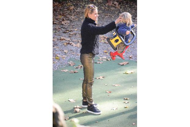 ...durfte sie beim Schaukeln schon eine ganz Große sein! Immer höher und weiter sollte es gehen, dafür legte...