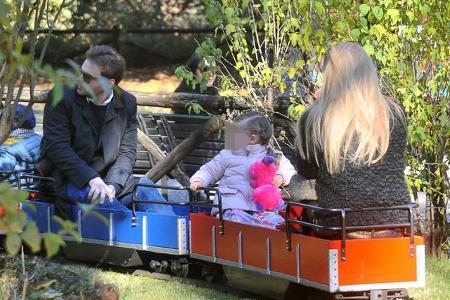 ...die Miniatureisenbahn anschließend ein eher gemächlicheres Tempo hin. Für die zwei Mädels gab es dann noch ein echtes Hig...
