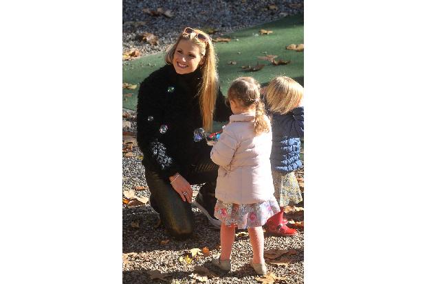 ...Schwester Sole freute sich vor allem über die Seifenblasen, die sie von Mama Michelle geschenkt bekamt. Gar...