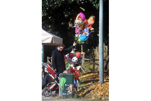 ...Schwester hingegen konnte ihre Augen gar nicht mehr von den Luftballons lösen. Papa Tomaso erfüllte ihr schließlich den W...