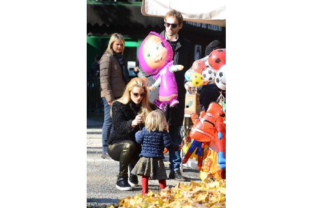 ...Wahl fiel auf ein Mädchen, dass ihr in Größe und Aussehen ganz schön Konkurrenz machte. Ganz stolz trug sie den pinken Ba...