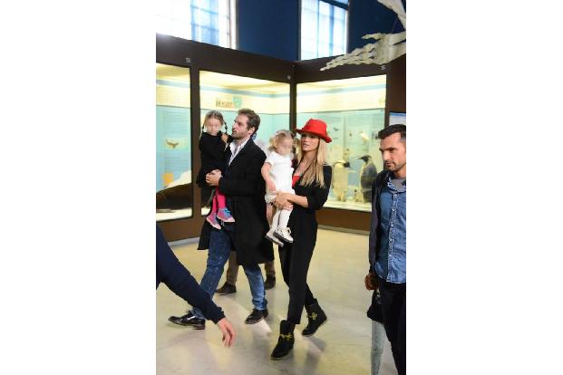 Achtung, aufgepasst: Hier kommen Tomaso Trussardi und Michelle Hunziker mit ihren Töchtern Sole und Celeste. Das Personal im...