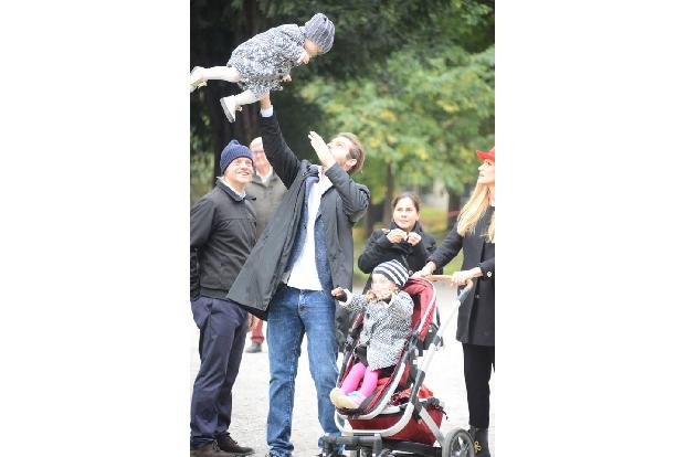 ...half nur noch Papa Tomaso, der offenbar genau weiß, wie er seine Tochter wieder aufwecken kann. Was für ein schöner Tag!