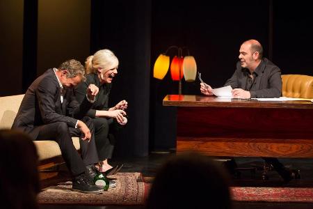 Kabarettist Hannes Ringlstetter (r.) erklärt den Premieren-Gästen, Entertainerin Ina Müller und Schauspieler Christian Trami...