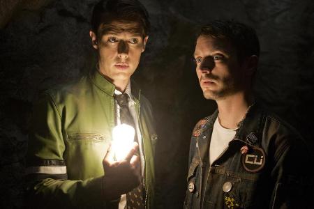 Dirk Gently (Samuel Barnett, l.) und Todd Brotzman (Elijah Wood) ermitteln