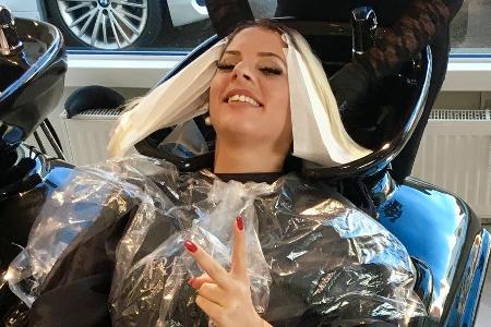 Jenny gibt sich vertrauensvoll in die Hände von Friseurin Jenny