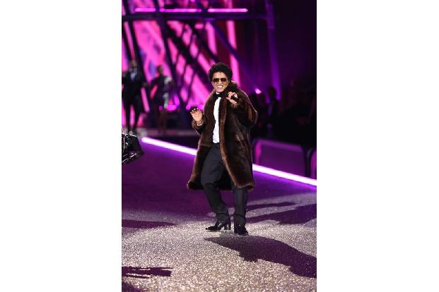 ...sich Bruno Mars schon mal mit einem Victoria's-Secret-Model vergnügen durfte, ist nicht bekannt - an dem Abend könnte er ...