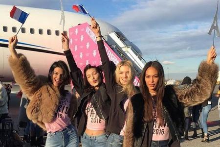So sieht Vorfreude aus! Kendall Jenner posiert mit Bella Hadid, Lily Donaldson und Joan Smalls vor dem Abflug nach Paris, wo...