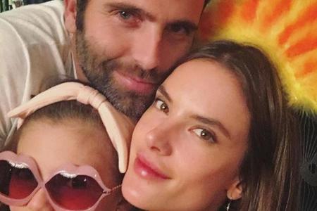 Alessandra Ambrosio tankte in den Tagen vor der Show Kraft bei ihrer Familie und postete dieses süße Selfie von Ehemann Jami...