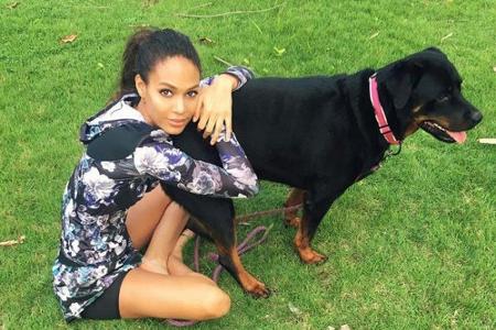 Joan Smalls verbrachte ihre letzten freien Tage ebenfalls Zuhause. Kurz vor dem Abflug nach Paris postete sie ein gemeinsame...