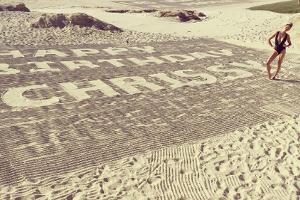 John Legend schreibt den Glückwunsch in den Sand