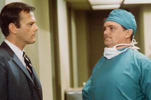 Bernard Fox (r.) und Dick Sargent (1930-1994) in einer Folge von "Verliebt in eine Hexe"