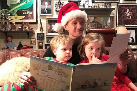 Neil Patrick Harris auf der Couch mit seinen beiden Kindern