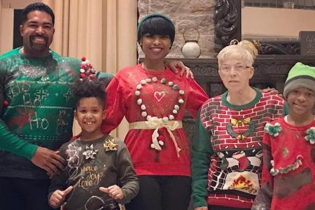 Jennifer Hudson und ihre Familie in den Ugly Christmas Sweatern