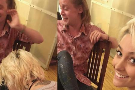 Paris Jackson lackiert Macaulay Culkin die Fußnägel