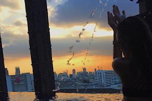 So sexy grüßt und badet Janina Uhse an Heiligabend