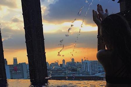 So sexy grüßt und badet Janina Uhse an Heiligabend