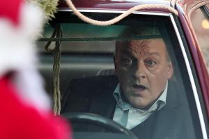 "Wilsberg: Oh du tödliche...": Ausgerechnet der Weihnachtsmann läuft Wilsberg (Leonard Lansink) vors Auto