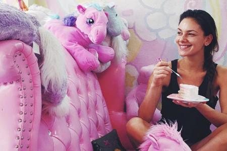 Janina Uhse im pinken Einhorn-Café in Bangkok