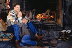 "GZSZ"-Star Janina Uhse wärmt sich mit Glühwein - und dem richtigen Outfit