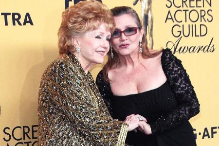 Carrie Fisher zusammen mit ihrer Mutter Debbie Reynolds (l.) bei den SAG Awards im Januar 2015