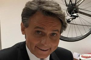 Wolfgang Bahro bei der Vertragsunterzeichnung