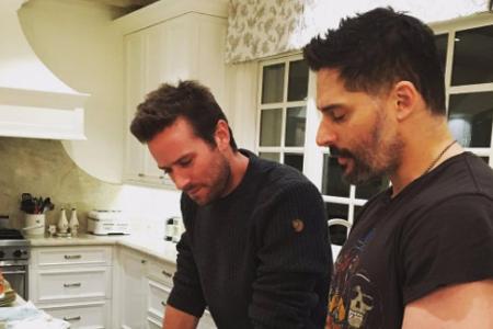 Heiße Männer in Sofia Vergaras Küche