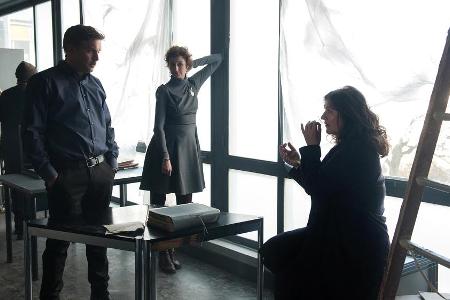 Im Polizeipräsidium wird umgebaut; die Arbeitsplätze von Kai Perlmann, Beckchen (Mitte) und Klara Blum sind im Chaos verschw...