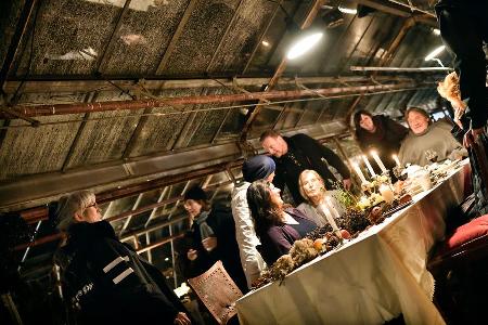 Szenenfoto am Tisch (v.l.): Eva Mattes, Margit Carstensen, Matthias Habich und Irm Herrmann