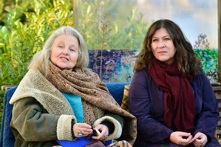 Sogar nur im Hintergrund zart himmelblau schimmernd, schafft der Bodensee eine besondere Atmosphäre - Hanna Schygulla (l.) u...