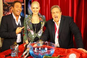 Sarah Knappik muss sich den harten Fragen von Oliver Kalkofe (r.) und Peter Rütten stellen