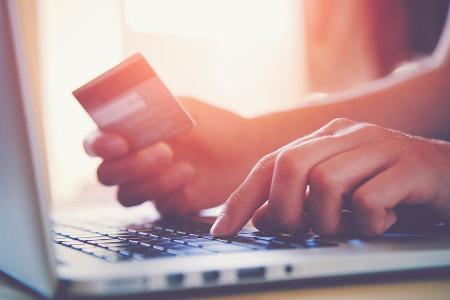 Immer mehr Deutsche bestellen ihre Geschenke im Internet