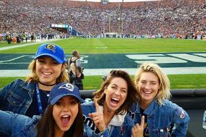 Nina Dobrev mit ihren Freundinnen