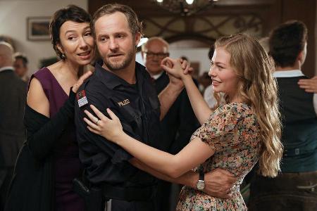 Da ist alles noch in Ordnung: Polizeiinspektor Hannes Bucher feiert mit seiner 17-jährigen Nichte Rosa (Zoe Straub, r.) und ...