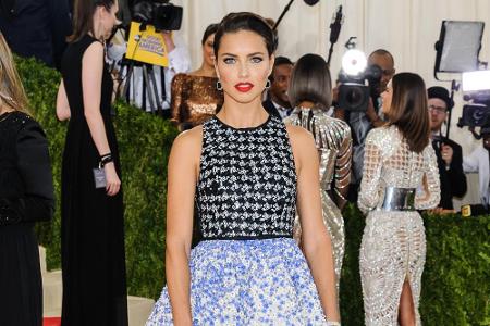 Nur zwei Wochen später zeigte sich Model Adriana Lima mit dem gleichen Outfit in New York. Sie kombinierte dazu aber schwarz...