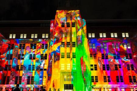 Die Akteure verwenden so ziemlich jede Farbe, die das Spektrum hergibt.