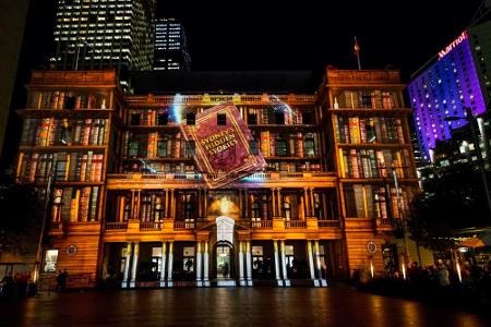 Per Lichtinstallation wird aus der Fassade eines Gebäudes ein Bücherregal.
