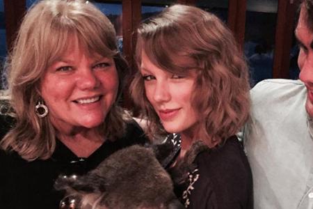 Sängerin Taylor Swift (26) schickt hier Grüße aus Australien - zusammen mit ihrer Mutter, Andrea (58).