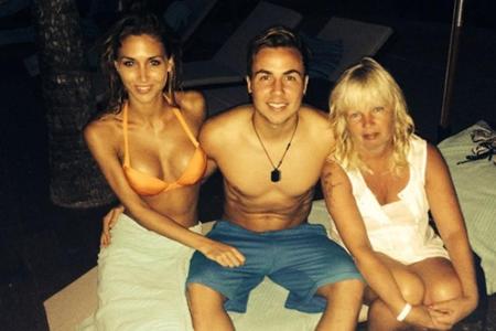 Von Hollywood zum deutschen Fußball: Mario Götze (24) sendet Urlaubsgrüße zusammen mit Freundin Ann-Kathrin Brömmel (26) und...
