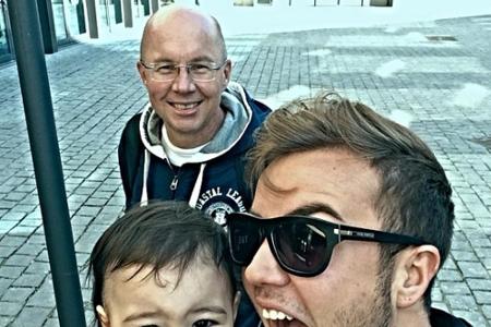 Auf einem Selfie mit einem kleinen Fan ist auch Götzes Vater Jürgen im Hintergrund zu sehen.