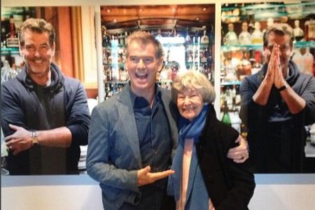 Auch mit über 80 Jahren kommt May ihren Sohn Pierce Brosnan (63) manchmal noch am Set besuchen.