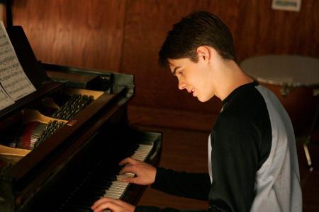 Wer ist das? Richtig, ein noch junger Steven R. McQueen. Bevor er als Jeremy Gilbert in 