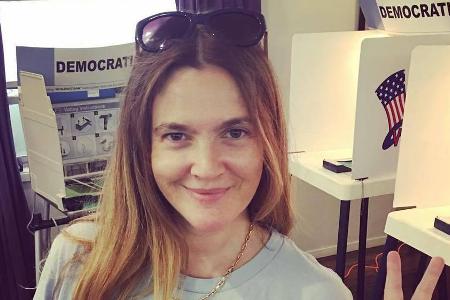 Bei den Vorwahlen in Kalifornien stürmten auch die Stars die Wahllokale. Drew Barrymore warf sich noch in der Kabine mit ihr...