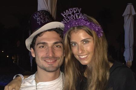 Das Model ist seit Juni 2015 mit Langzeit-Freund und dem zukünftigen Bayern-Spieler Mats Hummels verheiratet.