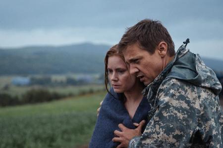 Wer die Besucher sind und ob sie etwas im Schilde führen, das soll ein Team um Linguistin Louise Banks (Amy Adams) und Mathe...