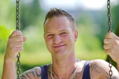 Jörg (32), der tätowierte Teilzeitbauer, hat 14 Rinder und zwei Pferde. Hauptberuflich ist er Bergarbeiter. Er sucht eine Fr...
