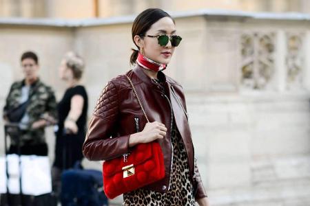 Eine Farbe, die jeden Herbst zurückkehrt, ist Bordeaux. Ob als Kleidungsstück oder Accessoire in Form einer Tasche, Schuhe o...