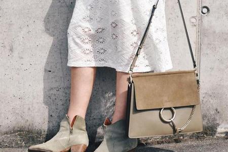 Was Accessoires betrifft, kommt man im Herbst um ein Material nicht herum: Die Rede ist von Wildleder. In Beige- und Khakitö...