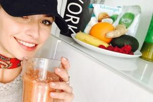 Model Lena Gercke ist begeistert: "A smoothie a day keeps the doctor away. Draußen schneit's, also gibt's bei mir Vitamine."